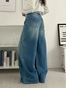 DAZY Quần jean denim ống đứng dáng rộng cho nữ, thiết kế vạt trước và chữ đính đá - Rửa trung bình - Xem 2