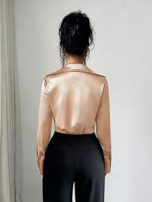 SHEIN Elenzya 女款美拉德棕色緞面襯衫連身衣，翻領深V領，收腰長袖2合1內搭連身衣，適合通勤、辦公室、內搭，成熟女性，約會 - 卡其色 - 查看 2