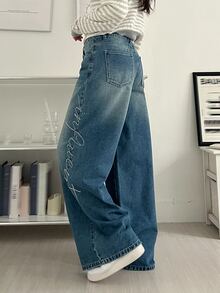 DAZY Quần jean denim ống đứng dáng rộng cho nữ, thiết kế vạt trước và chữ đính đá - Rửa trung bình - Xem 4