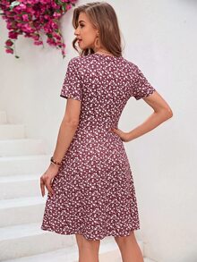 SHEIN VCAY فستان نسائي بطبعة زهور مطوي بأكمام قصيرة للعطلات - الأحمر - مشاهدة 2