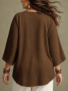 Ceyna Blus Wanita Ukuran Besar Gaya Prancis Kasual Elegan Leher V Lengan 3/4 - Coklat - View 2