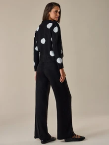 SHEIN طقم ملابس منزلية من الكارديجان المحبوك بنقشة نقاط البولكا المفرشاة - الأسود - مشاهدة 2