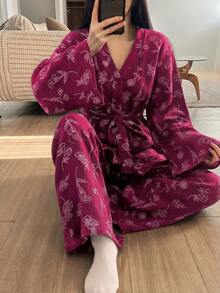 DAZY طقم بيجامة نسائي من قماش الكريب المنسوج بنقشة خطوط زهرية مطبوعة بالكامل مع أزرار مزخرفة متباينة - عنابي اللون - مشاهدة 5