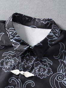 ROMWE MEN 美式暗黑巴洛克花卉數位印花長袖襯衫，中性款新中式盤扣翻領寬鬆短版復古街頭風襯衫 - 黑色 - 查看 3