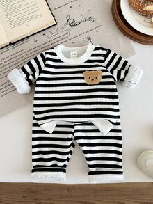 SHEIN Vintaside Kids 2件組新生女嬰衛衣褲套裝，可愛黑白條紋熊貼布，毛絨長袖圓領加厚款，秋季節慶穿搭，彈性羅紋下擺 - 黑與白 - 查看 10