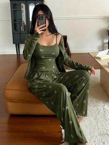 DAZY 3件組蝴蝶結圖案滿版印花女款睡衣套裝，包含開襟衫、細肩帶背心與長褲 - 軍綠色 - 查看 6