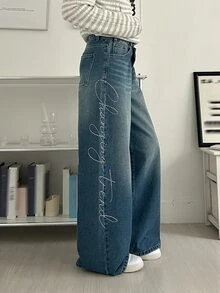 DAZY Quần jean denim ống đứng dáng rộng cho nữ, thiết kế vạt trước và chữ đính đá - Rửa trung bình - Xem 3