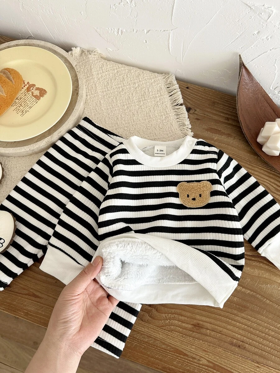 SHEIN Vintaside Kids 2件組新生女嬰衛衣褲套裝,可愛黑白條紋熊貼布,毛絨長袖圓領加厚款,秋季節慶穿搭,彈性羅紋下擺 - 黑與白 - 查看 1
