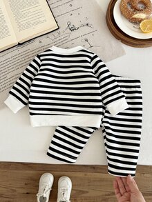 SHEIN Vintaside Kids 2件組新生女嬰衛衣褲套裝，可愛黑白條紋熊貼布，毛絨長袖圓領加厚款，秋季節慶穿搭，彈性羅紋下擺 - 黑與白 - 查看 2