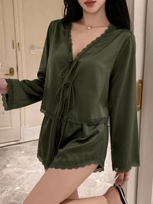 DAZY 浪漫蕾絲拼接緞面繫帶上衣與超短睡褲女款睡衣套裝 - 軍綠色 - 查看 4