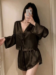 DAZY 浪漫蕾絲拼接緞面繫帶上衣與超短睡褲女款睡衣套裝 - 棕色 - 查看 1