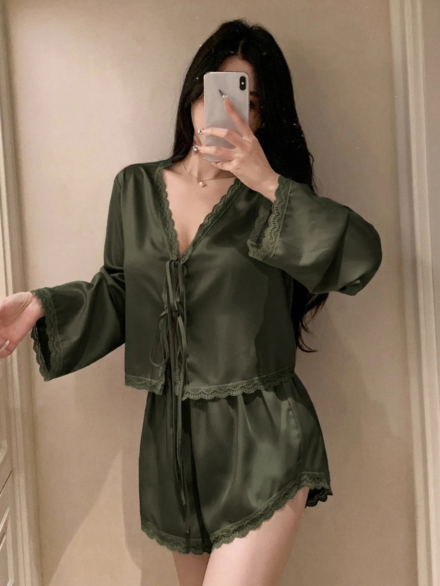 DAZY 浪漫蕾絲拼接緞面繫帶上衣與超短睡褲女款睡衣套裝 - 軍綠色 - 查看 1