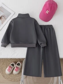 SHEIN Genkimix Kids (少女) 2件套運動衫套裝，灰色半高領半拉鍊長袖運動衫，胸前字母印花，羅紋袖口，搭配同色長褲。休閒運動風，適合日常上學、開學季、拍照、拜訪親友、郊區出遊，春秋穿著，簡約時尚 - 灰色 - 查看 2