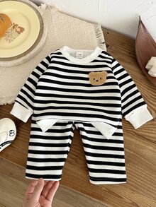 SHEIN Vintaside Kids 2件組新生女嬰衛衣褲套裝，可愛黑白條紋熊貼布，毛絨長袖圓領加厚款，秋季節慶穿搭，彈性羅紋下擺 - 黑與白 - 查看 4