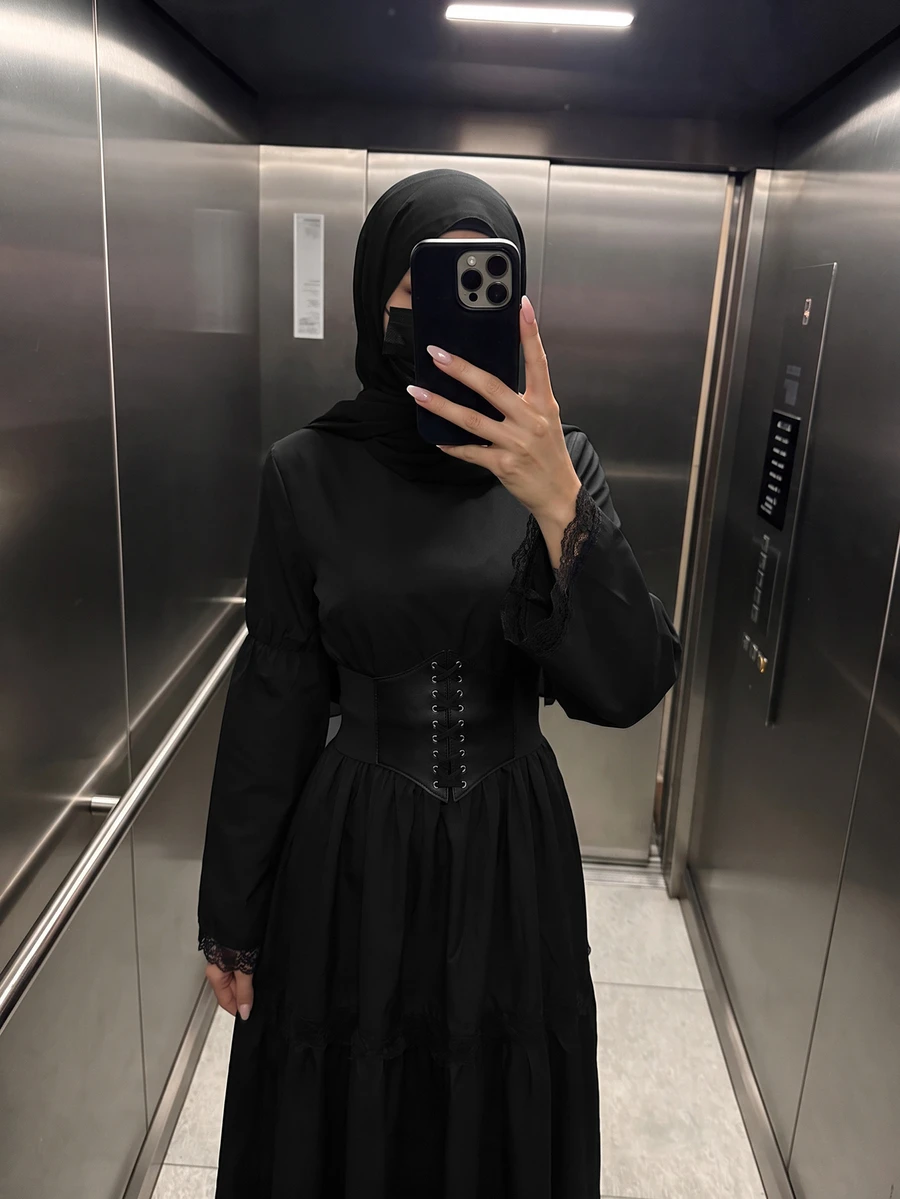 SHEIN ICON 女款收腰蕾絲拼接度假洋裝 - 黑色 - 查看 1