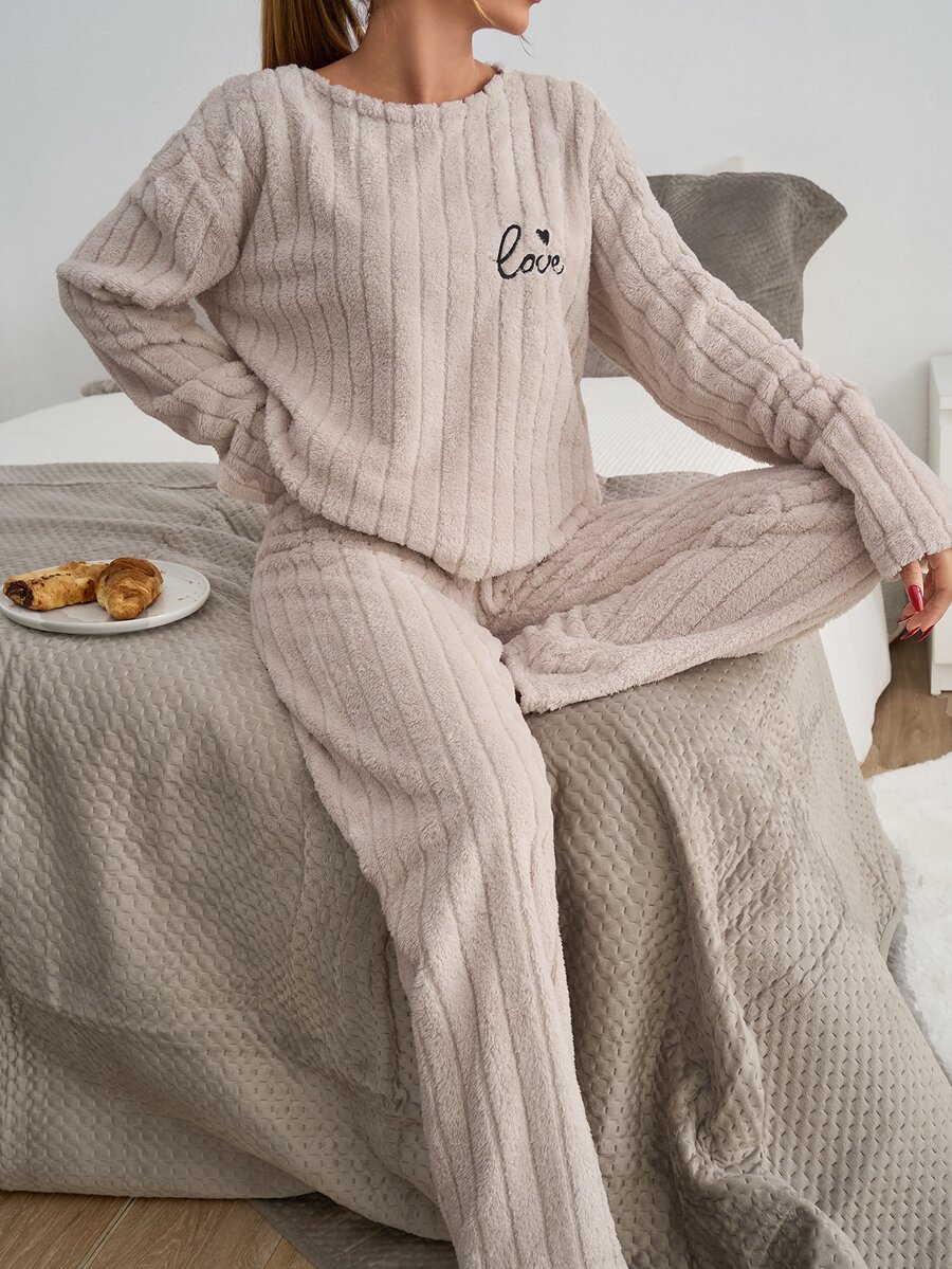 SHEIN قطعتان للنساء من القماش المخملي الناعم والمخطط مع تفاصيل تطريز شعار وياقة مستديرة - بيج - مشاهدة 1