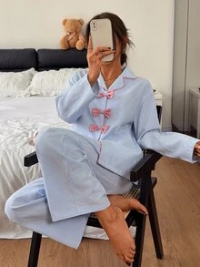 DAZY طقم بيجامة نسائي لباس علوي بأكمام طويلة مزينة بفيونكة وخطوط وبنطلون - الأزرق - مشاهدة 1