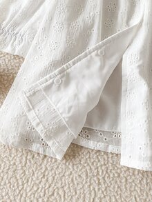 SHEIN 1件新生女嬰休閒可愛森系白色純棉花卉刺繡洋裝，長袖娃娃裙配蕾絲飾邊，附帽子，適合秋冬日常外出 - 白色 - 查看 6
