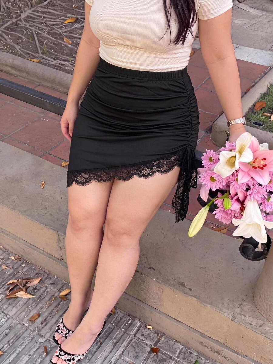 SHEIN MOD Plus Size Sexy Lace Patchwork Asymmetrical Hem Mini Skirt - Black - View 1