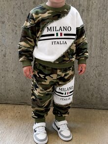 小男孩運動衫套裝，迷彩+白色拼接設計，運動衫正面印有黑色 MILANO ITALIA 字樣，羅紋袖口，搭配迷彩拼接與白色色塊的慢跑褲，褲子同樣印有字樣，羅紋褲腳 - 彩色 - 查看 3