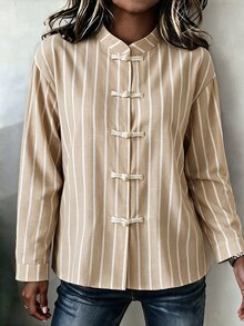 Linhara CURVE 女款大尺碼新中式休閒襯衫，卡其色條紋上衣，前開襟配盤扣裝飾 - 卡其色 - 查看 4