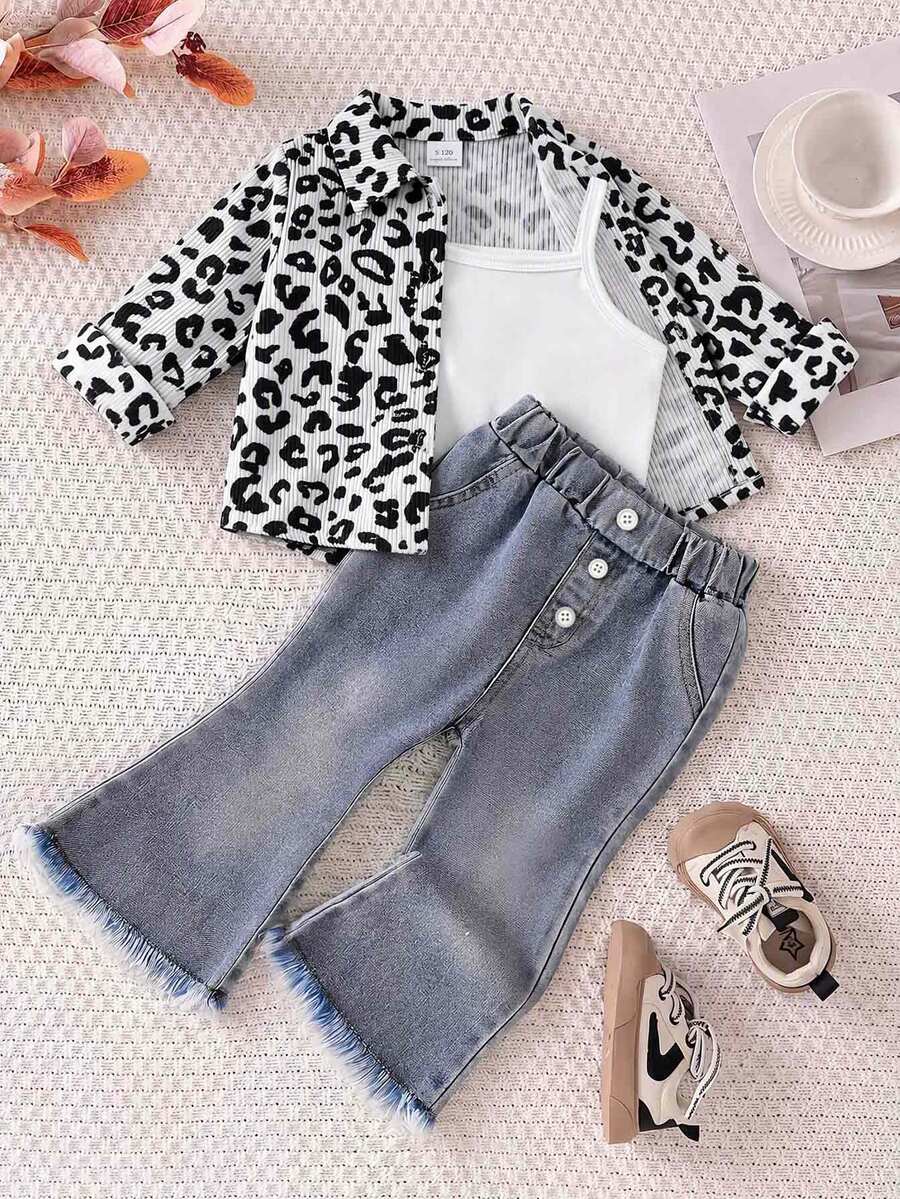 SHEIN Playful Pals 3件組幼女上衣背心喇叭牛仔褲套裝,可愛棕色豹紋、原色下擺磨邊燈芯絨長袖領口款,休閒派對秋季 Katseye 公主風套裝 - 白色 - 查看 1