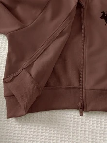 SHEIN ChillGRL Streecool 青少女 2 件套秋季服飾 常規厚度針織休閒百搭連帽拉鍊外套與寬鬆寬腿長褲套裝，馬術運動圖案印花，適合休閒運動 - 咖啡棕 - 查看 7