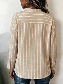 Linhara CURVE 女款大尺碼新中式休閒襯衫，卡其色條紋上衣，前開襟配盤扣裝飾 - 卡其色 - 查看 2
