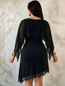 Elegantrix فستان نسائي مقاس كبير أسود بتصميم كيب وشال 2 في 1 مع تجعيد جانبي عند الخصر وتفاصيل دانتيل مرقعة وحافة غير متماثلة أنيق - الأسود - مشاهدة 5