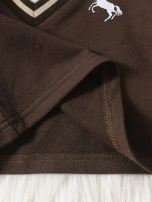 SHEIN 2件組男嬰 Polo 上衣 + 長褲紳士套裝，棕色卡其馬刺繡 V 領長袖翻領常規款，適合婚禮賓客、秋季假期 - 棕色 - 查看 10