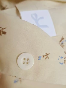 Dazy Plus 2件組女款大尺碼碎花休閒居家服套裝，寬鬆版型翻領上衣與長褲睡衣套裝 - 杏色 - 查看 6