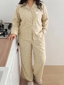 Dazy Plus 2件組女款大尺碼碎花休閒居家服套裝，寬鬆版型翻領上衣與長褲睡衣套裝 - 杏色 - 查看 4