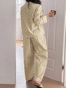 Dazy Plus 2件組女款大尺碼碎花休閒居家服套裝，寬鬆版型翻領上衣與長褲睡衣套裝 - 杏色 - 查看 5