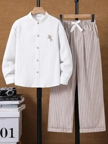 SHEIN 兒童青少年男孩學院風刺繡Logo立領長袖襯衫/長褲套裝 - 白色 - 查看 3