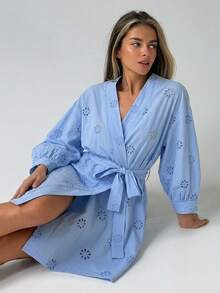 DAZY رداء كارديجان نسائي قصير من قماش منسوج بنقشة زهرية مع تصميم أمامي غير متماثل - الأزرق - مشاهدة 5