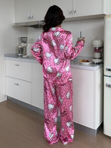 ZzzCrew HELLO KITTY AND FRIENDS | SHEIN طقم بيجامة ساتان بطبعة قلب بأسلوب حلو، ملابس منزلية مريحة حريرية بأكمام طويلة من قطعتين - وردي - مشاهدة 3