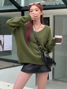 Livesso 素色寬鬆版型長袖V領女款針織衫 - 墨綠色 - 查看 3