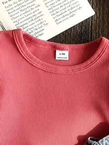 SHEIN Vintaside Kids 2件組幼兒女嬰上衣吊帶連身褲，可愛甜美粉藍花卉拼接，荷葉袖圓領，休閒度假秋季保暖公主風套裝 - 玫紅色 - 查看 3