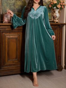 PalaceNights Vintage Palace Style Velvet Plus Size Women's Long Sleeve Loungewear Dress - Dark Green - View 3