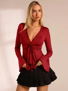 SHEIN Glamour 極簡性感辣妹紅色深V領T恤，抓皺綁帶喇叭袖收腰上衣，蕾絲飾邊，適合約會之夜、夜生活、秋季穿搭、聖誕節 - 紅色 - 查看 7