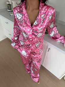 ZzzCrew HELLO KITTY AND FRIENDS | SHEIN طقم بيجامة ساتان بطبعة قلب بأسلوب حلو، ملابس منزلية مريحة حريرية بأكمام طويلة من قطعتين - وردي - مشاهدة 7