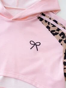 SHEIN 女童豹紋3件套，短款連帽罩衫、內搭細肩帶上衣與豹紋寬腿褲，甜酷對比風，粉色豹紋拼接設計，適合外出與日常穿著，輕鬆打造個性時尚女童造型 - 粉色 - 查看 3