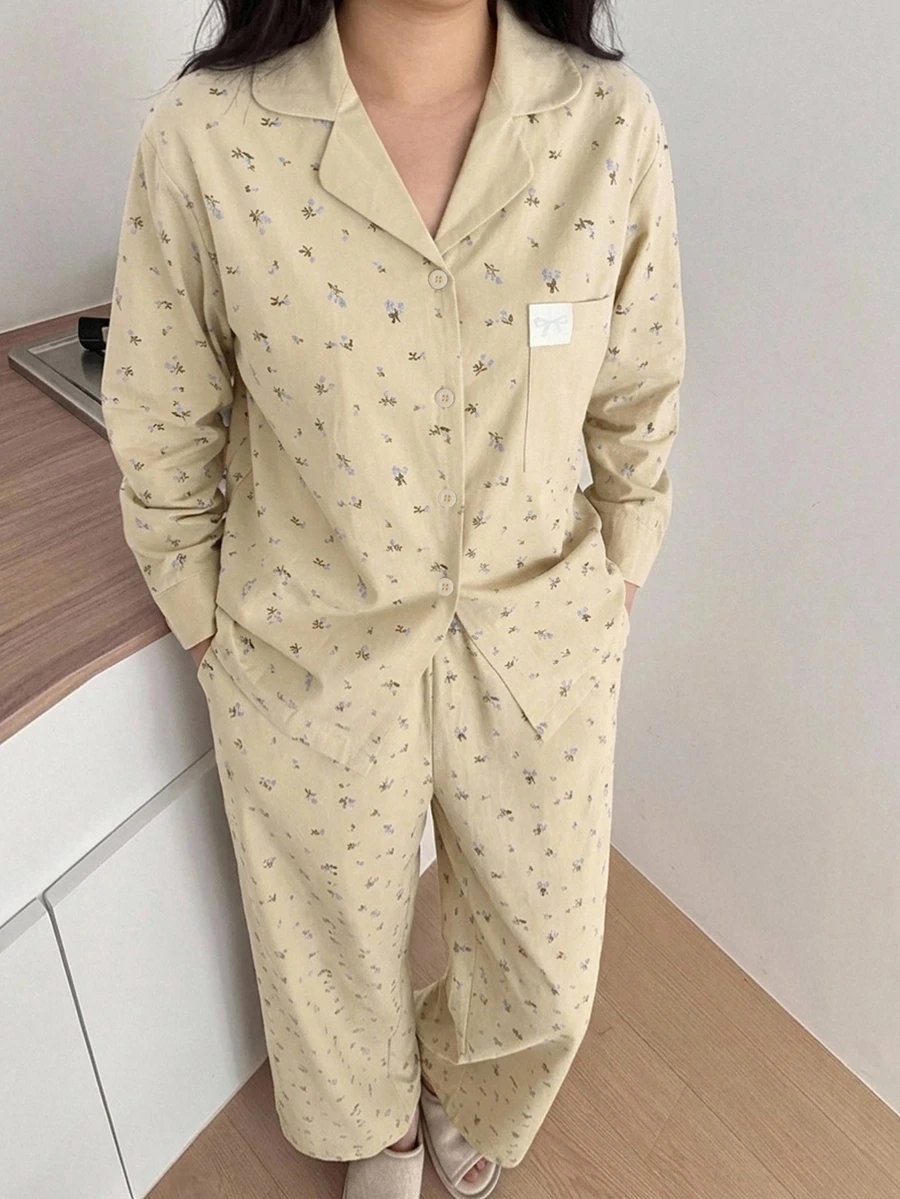 Dazy Plus 2件組女款大尺碼碎花休閒居家服套裝,寬鬆版型翻領上衣與長褲睡衣套裝 - 杏色 - 查看 1