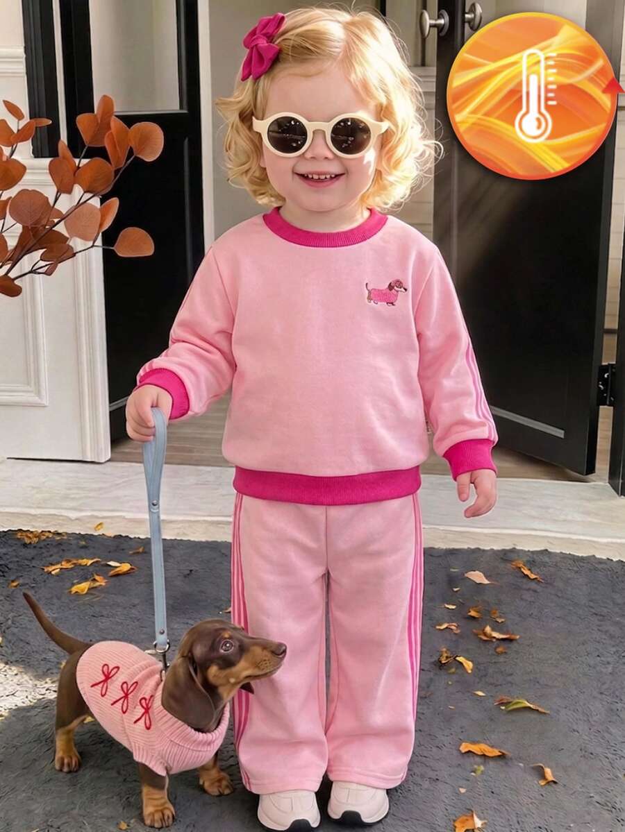 SHEIN Playful Pals 2件組幼女運動衫長褲套裝，可愛甜美粉色玫瑰狗狗刺繡，側條紋長袖圓領加厚派對秋季連身褲，節日羅紋飾邊 - 粉色 - 查看 1