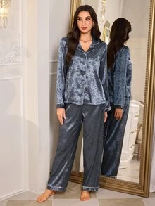 LuxeNights طقم بيجامة بياقة كارديجان وأكمام طويلة وبنطال طويل من الحرير الصناعي بنقشة جاكار على شكل قلب ودب تيدي - ازرق ضبابي - مشاهدة 7