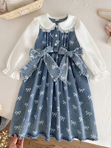 SHEIN Vintaside Kids 女嬰牛仔洋裝 甜美優雅 藍白蝴蝶結印花 蕾絲彼得潘領 長泡泡袖 圓領 生日派對 秋季婚禮賓客 假日穿搭 - 藍色 - 查看 1