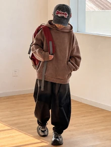 SHEIN 大童男孩韓系休閒寬鬆羊毛圓領衛衣，適合通勤、上學、日常休閒、運動，秋冬款大廓形棕色衛衣 - 棕色 - 查看 4