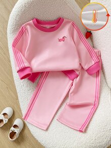 SHEIN Playful Pals 2件組幼女運動衫長褲套裝，可愛甜美粉色玫瑰狗狗刺繡，側條紋長袖圓領加厚派對秋季連身褲，節日羅紋飾邊 - 粉色 - 查看 2