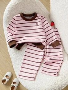 SHEIN Playful Pals 2件組幼女運動衫長褲套裝，甜美優雅粉色與棕色條紋刺繡，長袖圓領，休閒戶外秋季連身衣毛衣 - 棕色 - 查看 2