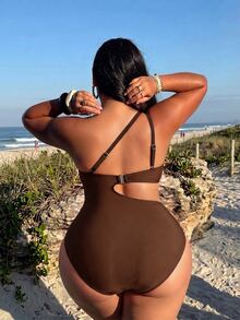 SHEIN Swim 大尺碼女款秋季棕色不對稱單肩連身泳衣，度假性感優雅腰部鏤空金屬環設計，海灘、萬聖節穿搭 - 棕色 - 查看 2
